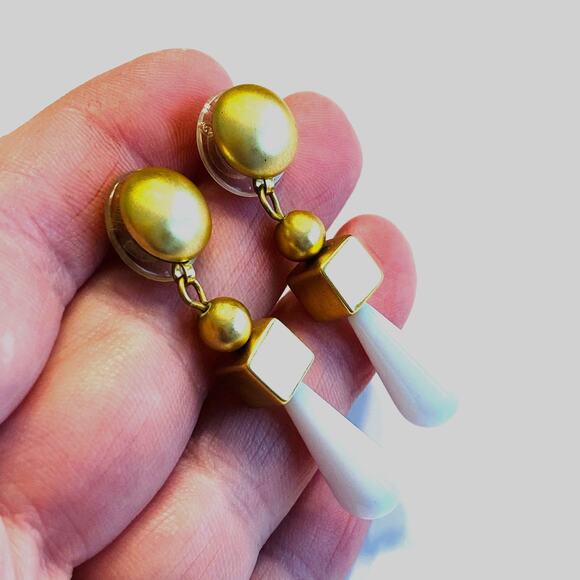 Vintage Goldtone & White Teardrop Pierced Earrings Dangles Drops Fashion Runway - Picture 5 of 5